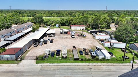 1915 Sherwood Forest Street Houston TX 77043