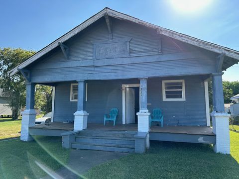 Photo of 1235 Dequeen Boulevard, Port Arthur, TX 77640 (MLS # 75548047) Photo of 1235 Dequeen Boulevard, Port Arthur, TX 77640 (MLS # 75548047)