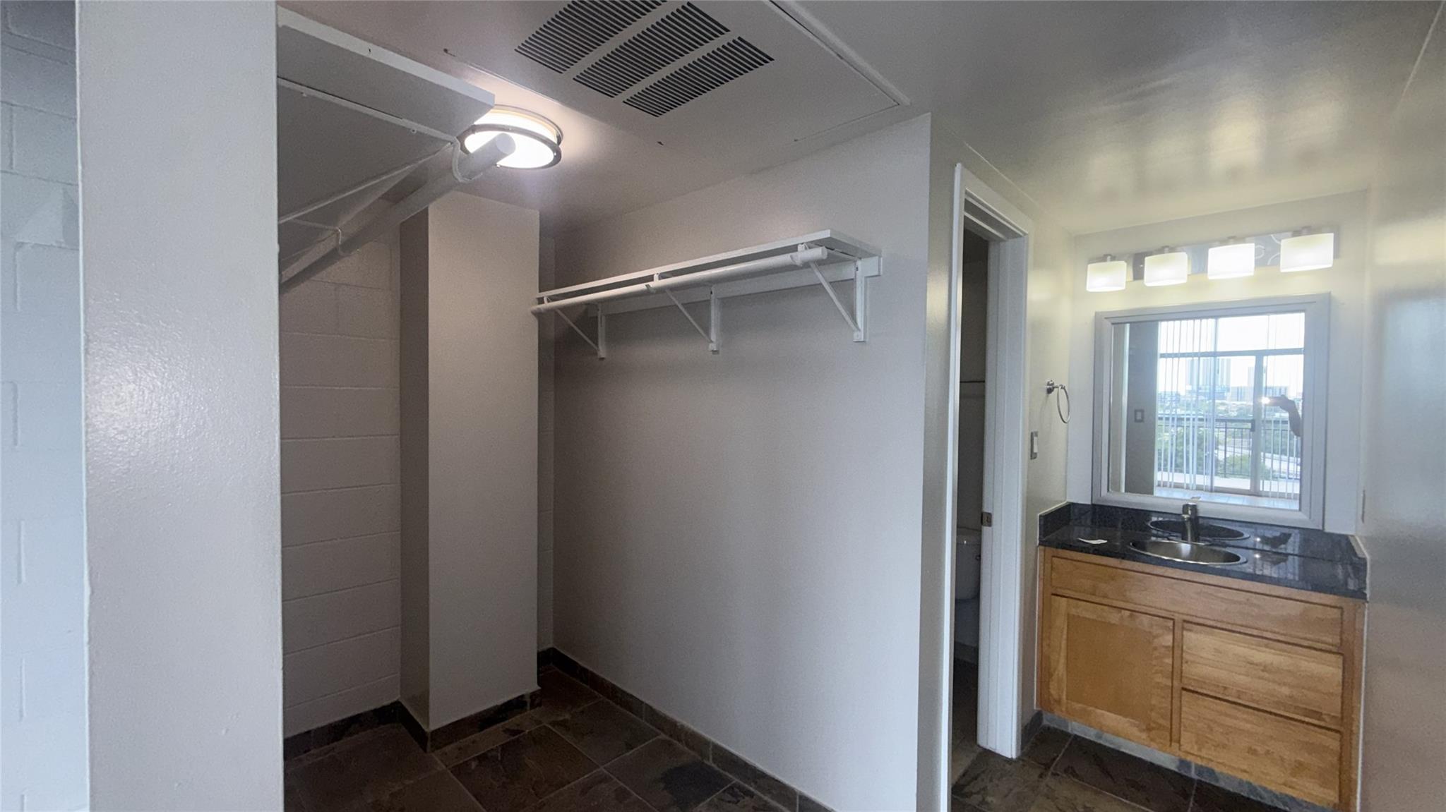 230 W Alabama Street 1002