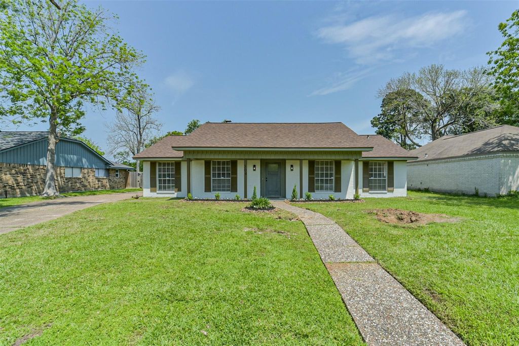 Photo of 306 Red Bud Lane, Baytown, TX 77520 (MLS # 92231727)