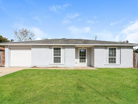 Photo of 16739 Forest Bend Avenue, Friendswood, TX 77546 (MLS # 82970698)