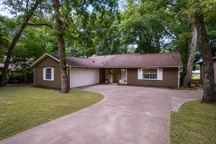Photo 1 of 33 — 340 Rolling Hills Drive, Conroe, TX 77304