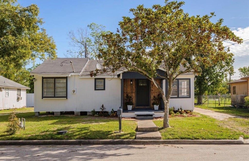 Photo of 804 Carnegie Street, Baytown, TX 77520 (MLS # 61081257)
