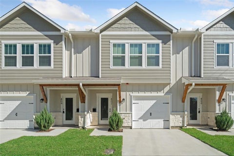 Townhouse For Rent - 800 N Thompson Street<br/> Conroe, TX 77301