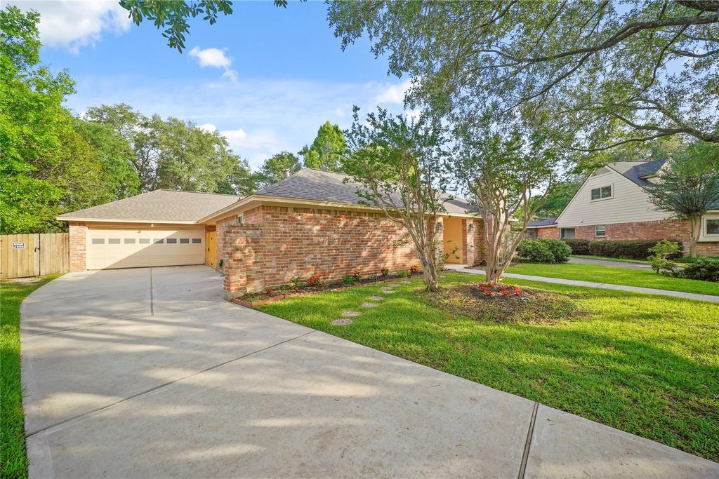 Photo of 11804 Westmere Drive, Houston, TX 77077 (MLS # 38971534)