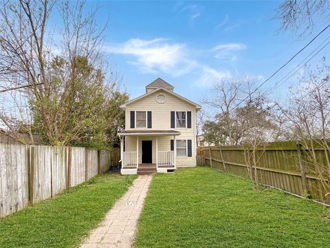 Photo of 4815 8th Street, Bacliff, TX 77518 (MLS # 33684357)
