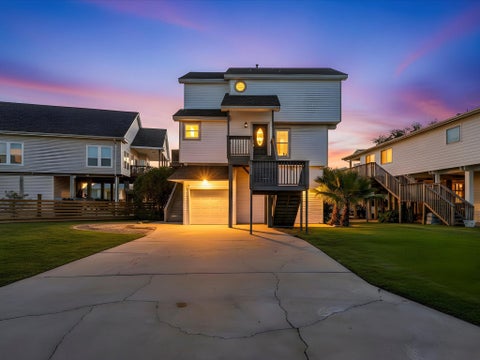 Photo of 334 Paradise Drive, Tiki Island, TX 77554 (MLS # 10029400)