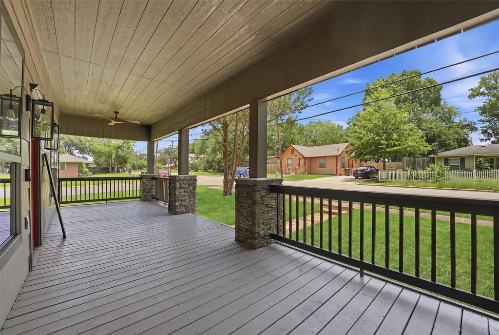 Photo of 915 North Roberson St ST, Conroe, TX 77301 (MLS # 95109727)