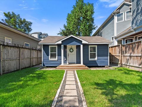 Photo of 839 W 17th Street, Houston, TX 77008 (MLS # 7579366)