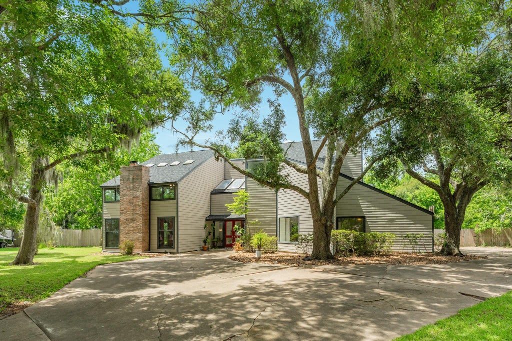 Photo of 121 Catalpa Street, Lake Jackson, TX 77566 (MLS # 63619326)