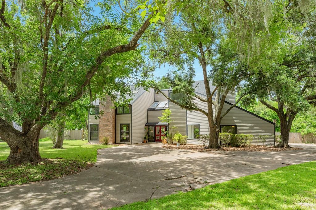 Photo of 121 Catalpa Street, Lake Jackson, TX 77566 (MLS # 63619326)