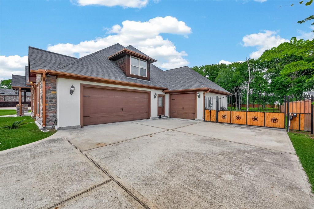 Photo of 122 Whites Lake Estates Drive, Highlands, TX 77562 (MLS # 26948139)