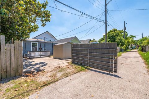 Tiny photo for 2912 Avenue N 1/2, Galveston, TX 77550 (MLS # 23728876)
