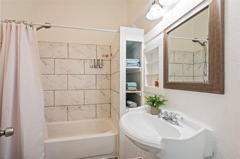 Tiny photo for 2912 Avenue N 1/2, Galveston, TX 77550 (MLS # 23728876)