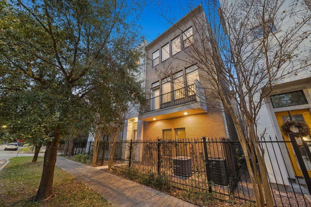 Photo of 2105 Mason Street, Houston, TX 77006 (MLS # 30859759)