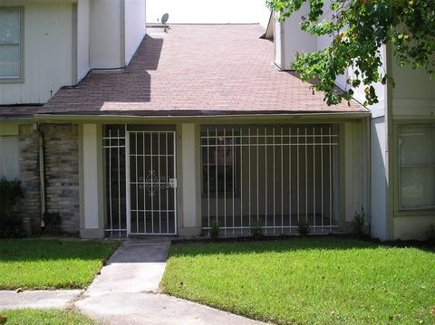 Photo of 5810 Twisted Pine Court #B, Houston, TX 77039 (MLS # 21187400)