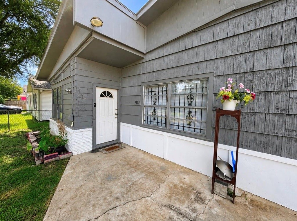 Photo of 9113 Oak Knoll Lane, Houston, TX 77078 (MLS # 39024072)