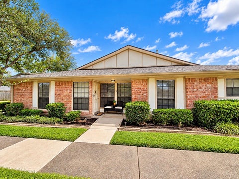 Photo of 22 Warwick Lane, Missouri City, TX 77459 (MLS # 43585910)