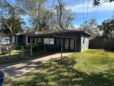 Photo of 2309 Bradford Street, Orange, TX 77630 (MLS # 44982305)