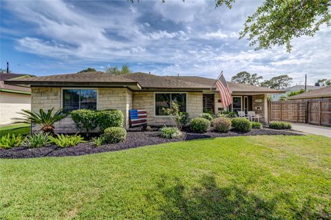 Photo of 1231 Stonecrest Drive, Houston, TX 77018 (MLS # 75516283)