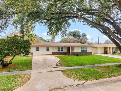 Homes For Sale - 516 23rd Avenue<br/> Texas City, TX 77590