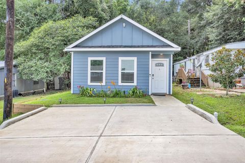 Photo of 286 Westchase, Montgomery, TX 77316 (MLS # 98896996)