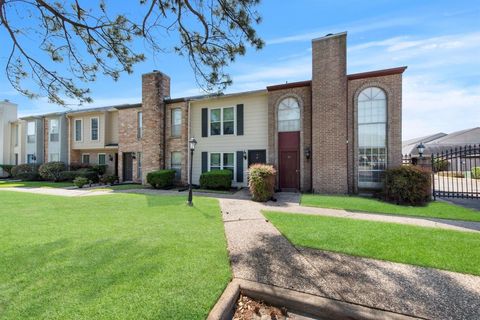 Photo of 6111 Beverly Hill Street #19, Houston, TX 77057 (MLS # 35428094) Photo of 6111 Beverly Hill Street #19, Houston, TX 77057 (MLS # 35428094)