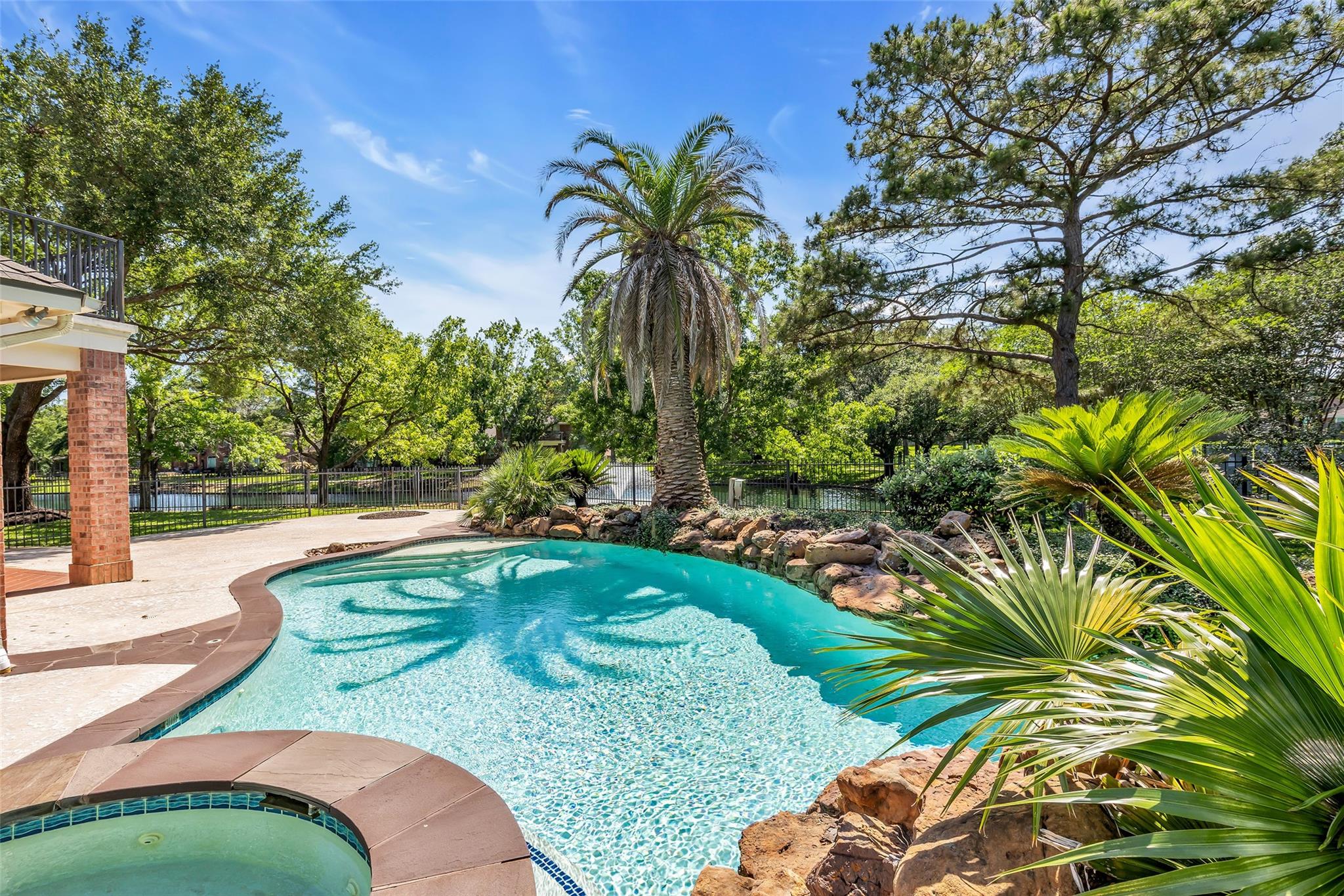 15935 Lake Loop Drive