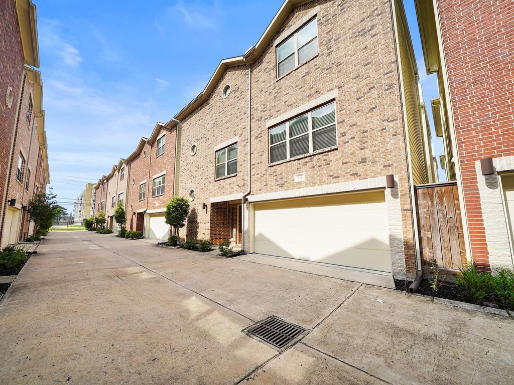 Photo of 526 Westcross Street, Houston, TX 77018 (MLS # 24908968)