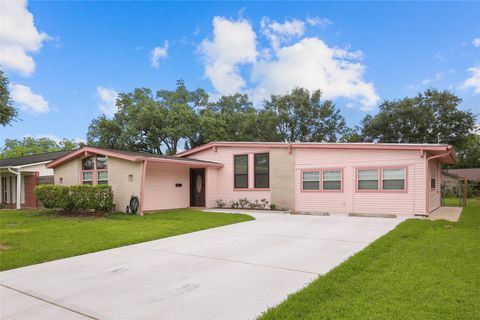 Photo of 6923 Leader St Street, Houston, TX 77074 (MLS # 23490526)