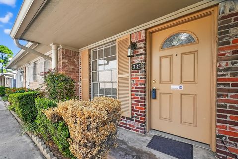 Photo of 235 W Tri Oaks Lane #235, Houston, TX 77043 (MLS # 13483665)