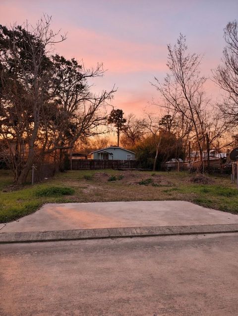 Photo of 125 Bay Shore Drive, La Porte, TX 77571 (MLS # 61801386)