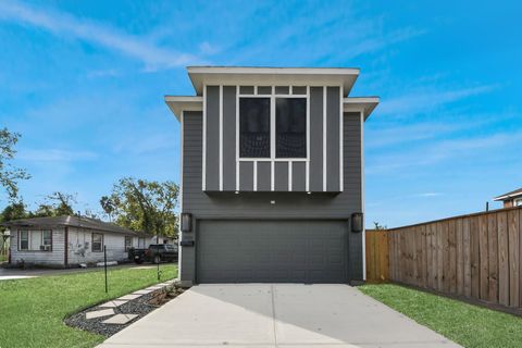 Photo of 6910 J W Peavy Drive, Houston, TX 77011 (MLS # 77089580)