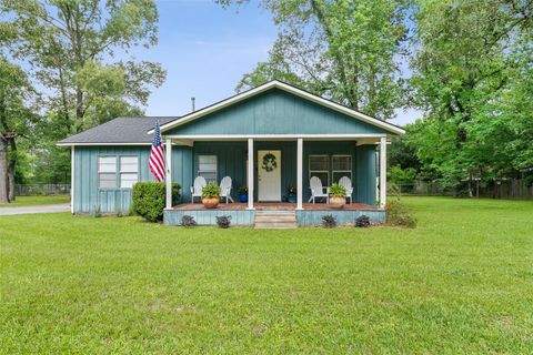 Photo of 316 Pine Harbor Drive, Onalaska, TX 77360 (MLS # 85494179)
