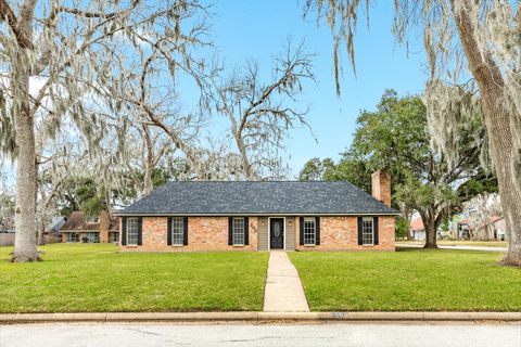 Homes For Sale - 200 Wentworth Dr<br/> West Columbia, TX 77486