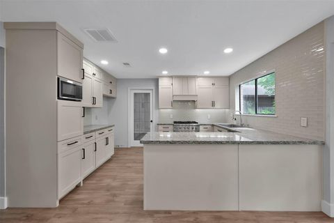 Photo of 14 E Wandering Oak Drive, The Woodlands, TX 77381 (MLS # 43752511)