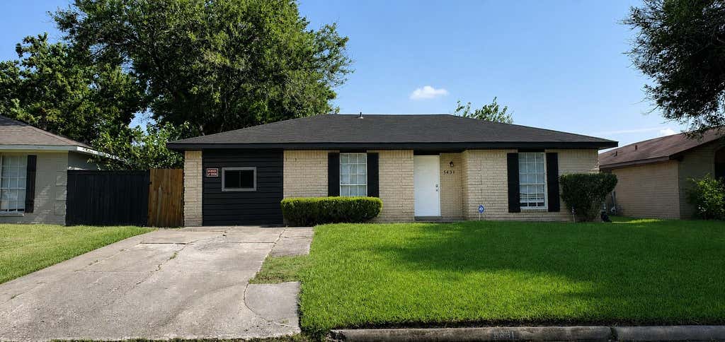 Photo of 5431 Canterway Drive, Houston, TX 77048 (MLS # 51583587)