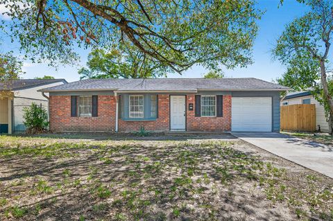 Photo of 3927 Prudence Drive, Houston, TX 77045 (MLS # 94418718)