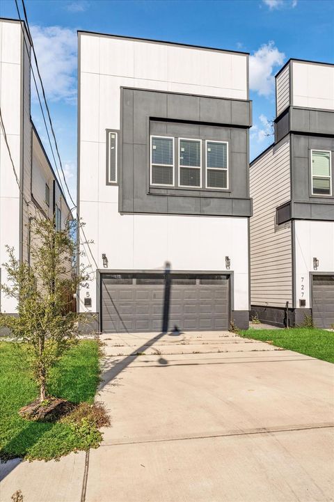 Photo of 725 E 37th Street, Houston, TX 77022 (MLS # 59951178)