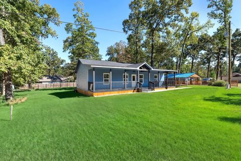 Photo of 194 Pine Needle St, Onalaska, TX 77360 (MLS # 23033402)