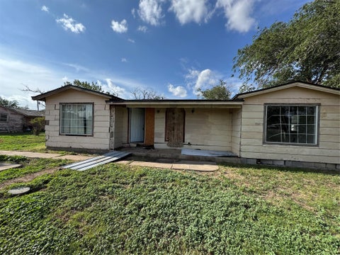 Homes For Sale - 1511 Gray Street<br/> Plainview, TX 79072