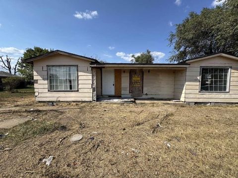 Homes For Sale - 1511 Gray Street<br/> Hale County, Plainview, TX 79072