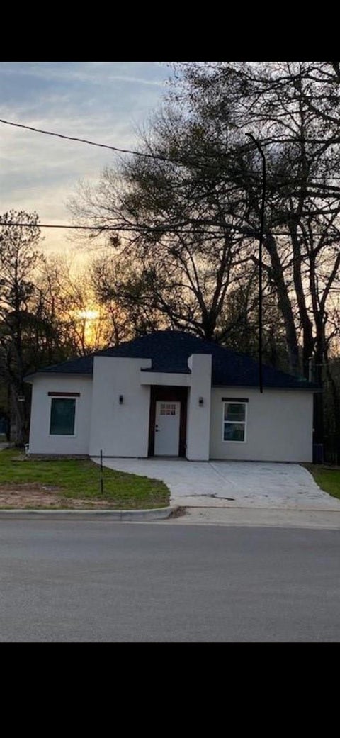 Photo of 924 S 1st Street, Conroe, TX 77301 (MLS # 82763573)
