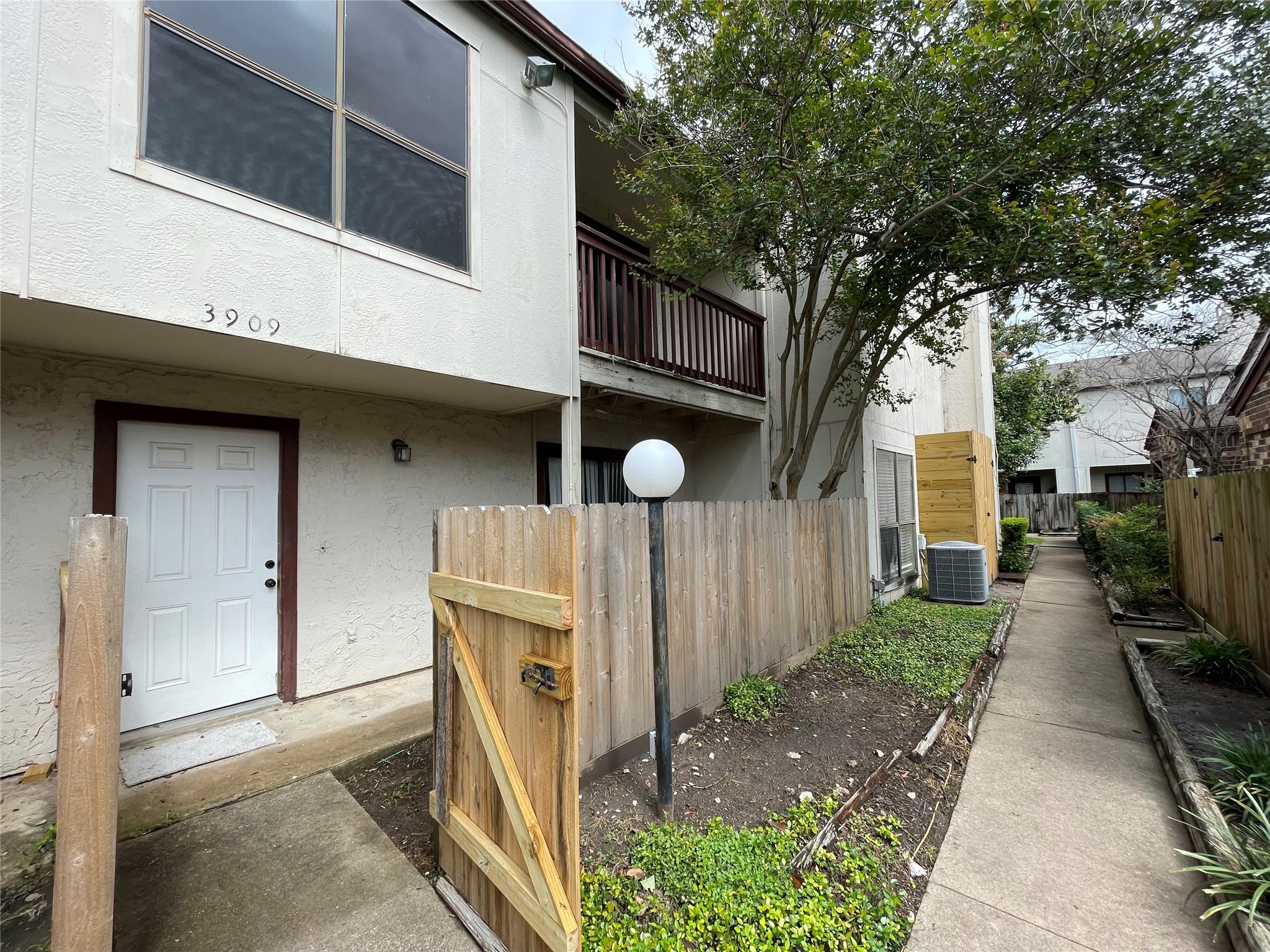 3909 Tanglewilde Street 3909