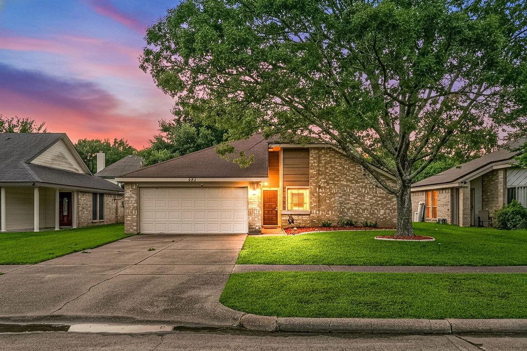 Photo of 327 Brompton Court, Highlands, TX 77562 (MLS # 17388448)