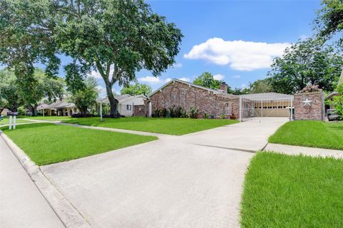 Photo of 10526 Huntington Way Drive, Houston, TX 77099 (MLS # 32607176)