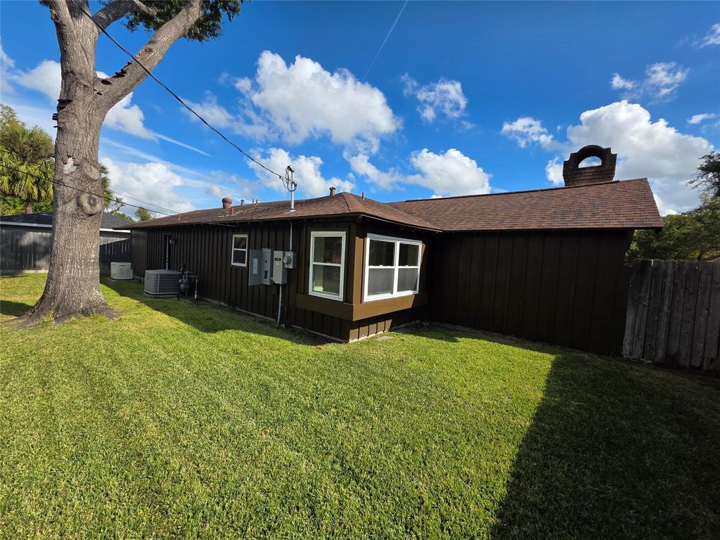 Photo of 418 Briar Hill Drive, Houston, TX 77042 (MLS # 63132496)