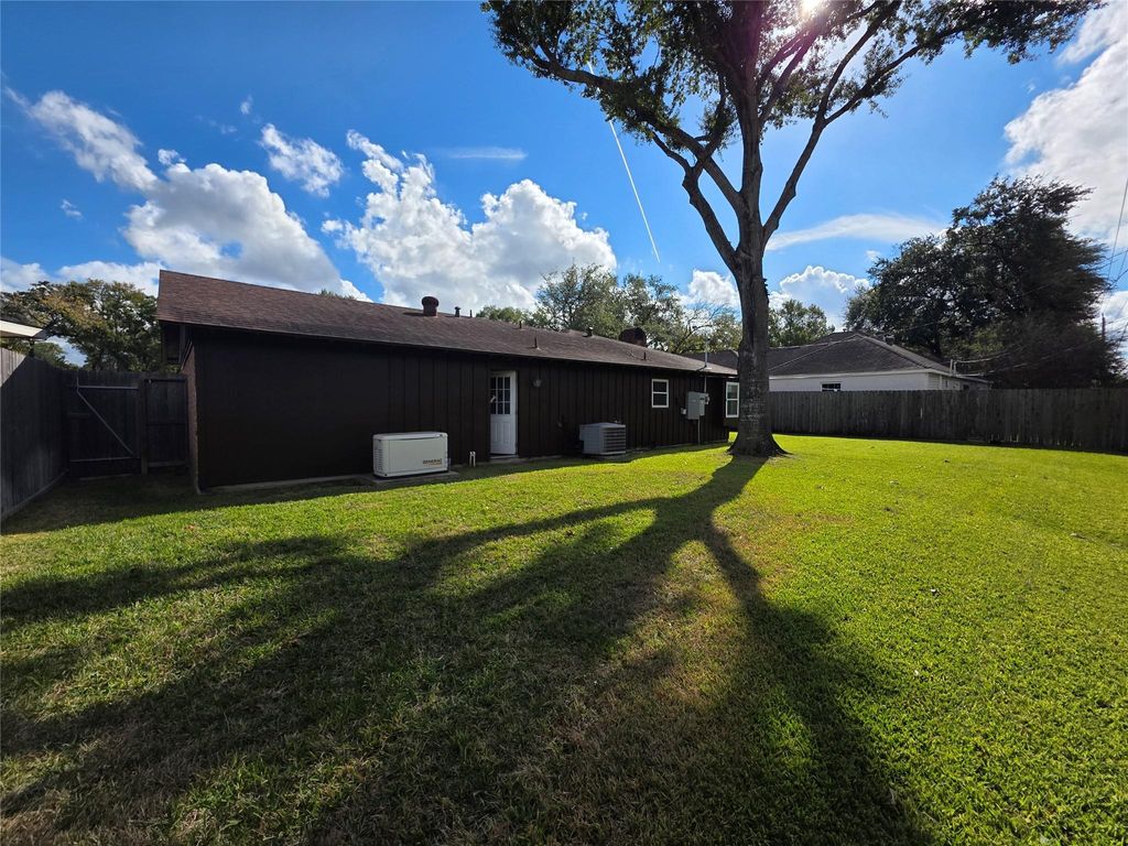 Photo of 418 Briar Hill Drive, Houston, TX 77042 (MLS # 63132496)
