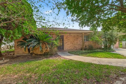 Photo of 8428 Swiftwater Lane, Houston, TX 77075 (MLS # 37589903)