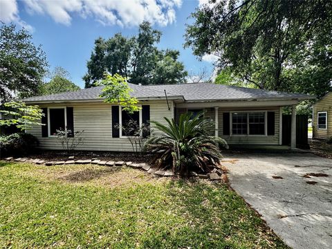 Homes For Sale - 4535 Clermont Avenue<br/> Jefferson County, Groves, TX 77619